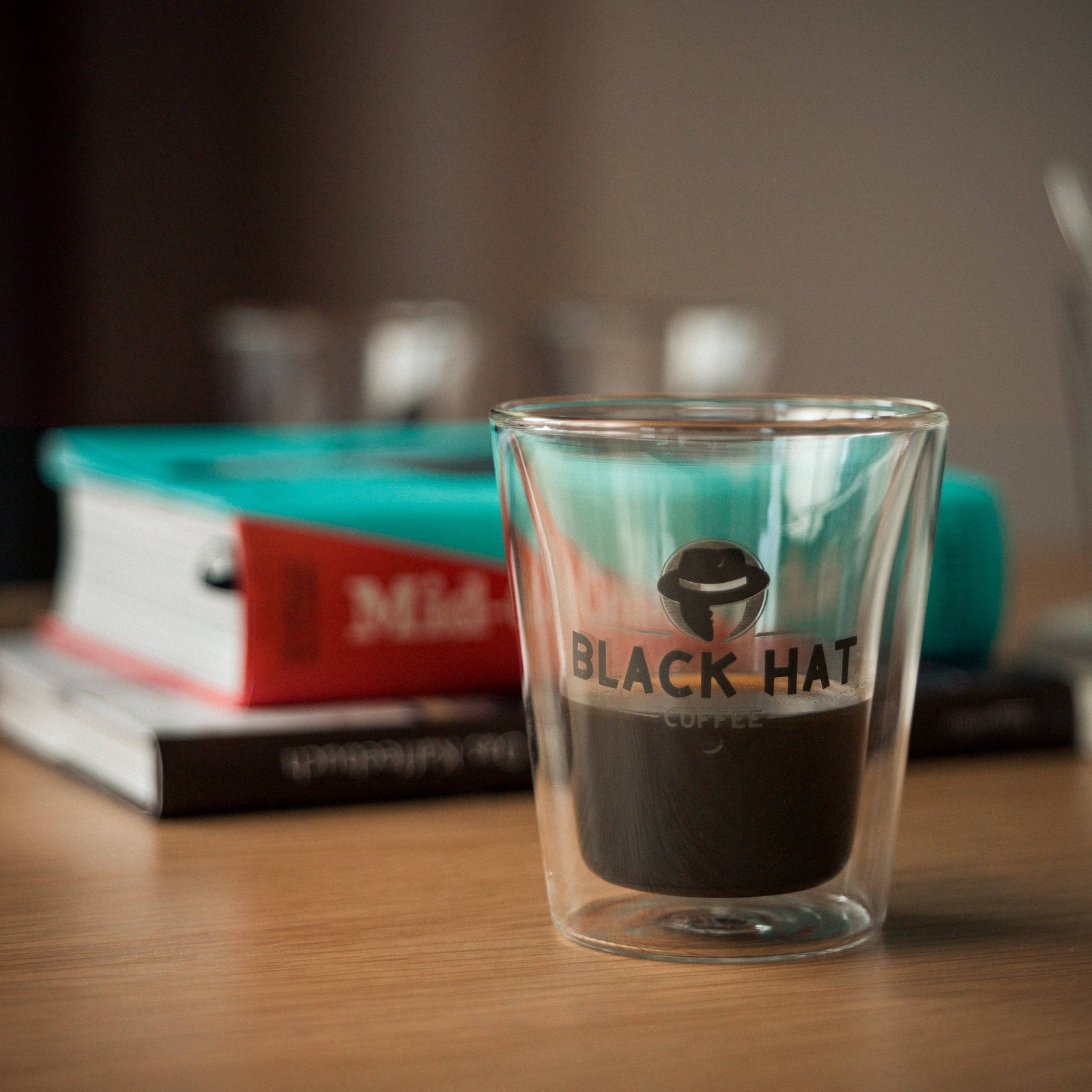 Tassen, Gläser und Becher